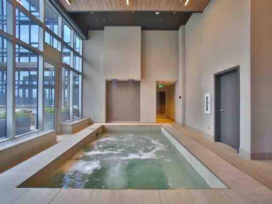 Mind Blowing City View - 2 Beds - Pool & Spa - Downtown Montreal Bagian luar foto